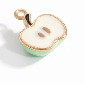 Détail macro du pendentif pomme avec émail crème et plaquage or pour création bijoux