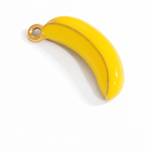 Détail macro du pendentif banane 3D en émail jaune et crochet en métal doré brillant