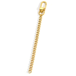 Détail d'une chaîne en acier inoxydable plaqué or 18K avec un fermoir mousqueton rotatif