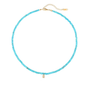 Elegante collana di perle turchesi con un ciondolo a lettera E dorata e brillanti
