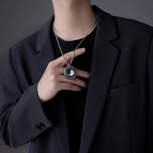 Modelo masculino con collar de plata vintage y colgante clásico de Tai Chi Yin Yang