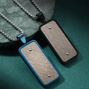 Pendentifs rectangulaires pour hommes avec bords bleus et noirs sur chaîne à billes