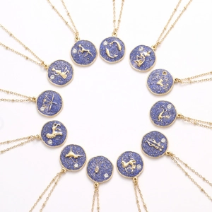 Set aus 12 Sternzeichen Halsketten in Gold mit blauem Emaille und Kristall-Sternzeichen
