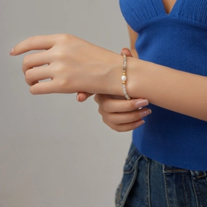 Pulsera de cuentas de piedra natural con detalles dorados y perla blanca