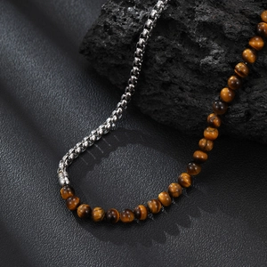 Herren Armband mit Tigerauge Perlen und silberner Boxkette auf dunklem Lavastein
