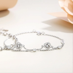 Silbernes zweischichtiges Rosenarmband mit Zirkon-Anhängern und Liebes-Schriftzug