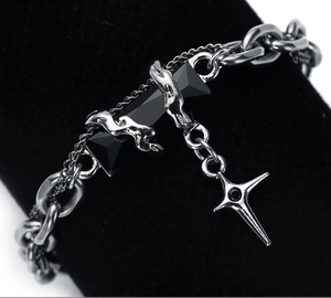 Makrodetail der Metallkette mit Dornentextur, schwarzem Edelstein und Sternanhänger