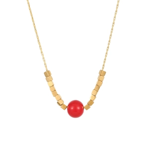 Collier minimaliste en or avec perle rouge et cubes métalliques pour femmes