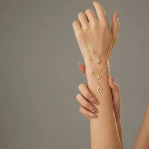 Elegante geschichtete 925 Silberketten in Gold mit glitzernden Zirkonia-Anhängern E, F, G