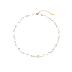 Elegante goldfarbene Halskette mit natürlichen weißen Perlen und rosa Kristallperlen auf weiß