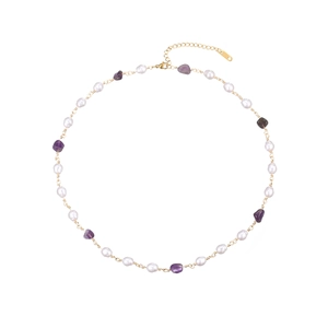 Elegante Halskette aus Titanstahl mit natürlichen Süßwasserperlen und violetten Amethysten