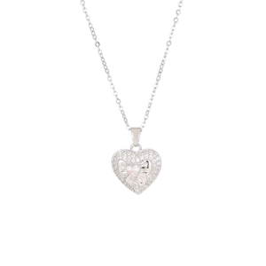 Collana d'argento con pendente cuore traforato, fiocco in pietra rosa e strass