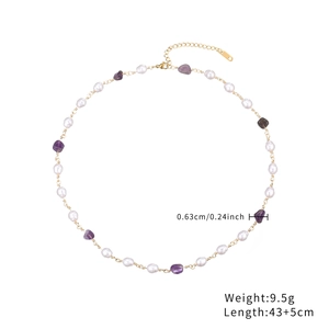 Detailansicht einer handgefertigten Kette mit lila Amethyst und Perlen auf Weiß