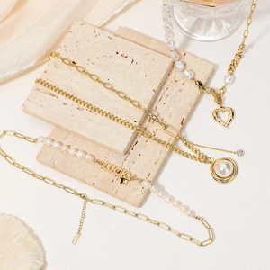 Set collana con ciondolo a cuore in oro vintage francese e bracciale di perle su pietra