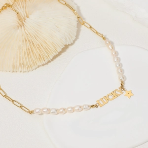 Collana vintage in perle e acciaio al titanio dorato con ciondolo LUCKY