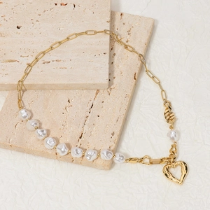 Collana chic a catena con graffetta dorata con perle bianche e ciondolo a cuore