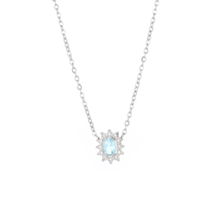 Elegante collana in argento con ciondolo in zircone azzurro ovale e cristalli bianchi