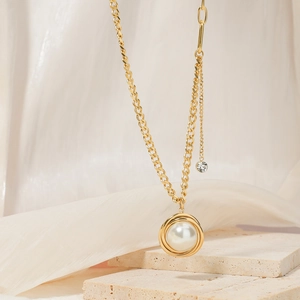 Collana vintage francese in oro con pendente di perla e dettaglio in cristallo su seta