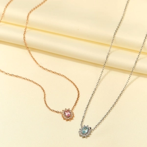 Eleganti collane con ciondoli a raggiera in pietre rosa e blu su sfondo setoso