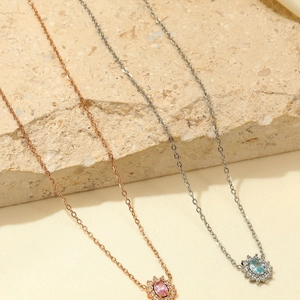Collane eleganti in acciaio al titanio con ciondoli girasole in zircone oro rosa e argento