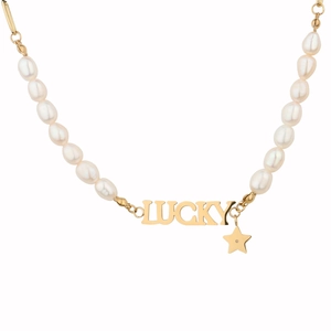 Dettaglio della collana di perle con pendente LUCKY dorato e piccolo ciondolo a stella