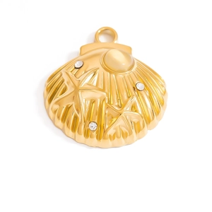 Détail d'un pendentif coquillage doré avec relief d'étoile de mer, zircons et pierre