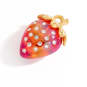 Pendentif fraise en or 18K avec émail rouge et zircons brillants sur fond blanc