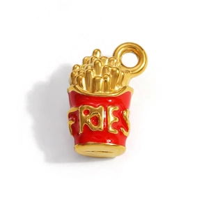 Detalle de un colgante de patatas fritas de acero inoxidable bañado en oro 18K