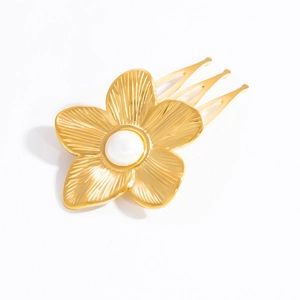 Détail de l'épingle à cheveux fleur dorée avec pétales texturés et perle centrale