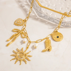 Collana a graffetta placcata oro 18K con ciondoli girasole fiocco e perle bianche