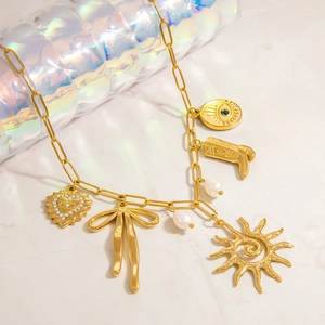 Collana a graffetta in oro 18 carati con ciondoli girasole, fiocco e occhio di Allah