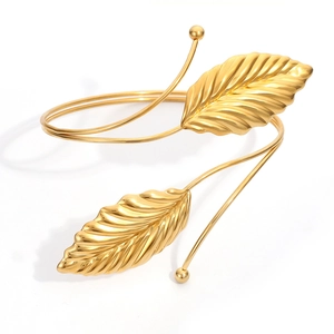 Detailansicht des goldenen Blattdesigns und der feinen Adertextur am Armreifen