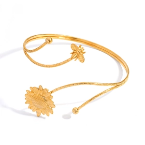 Detail eines 18K Gold-Edelstahl-Armreifs mit Sonnenblume und 3D-Bienen-Elementen