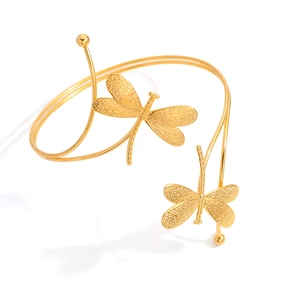 Detailaufnahme einer 18K vergoldeten Libellen-Armspange mit spiralförmigem Design