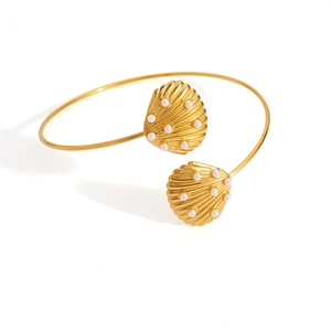 Detailansicht des 18K Gold-Muschelarmbands mit weißen Perlen auf glänzendem Reif