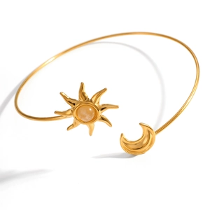 Detailansicht eines 18K vergoldeten Armreifs mit Sonne, Mond und Sonnenstein-Inlay