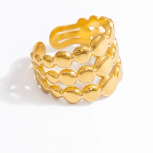 Detailaufnahme eines eleganten dreischichtigen Goldrings mit polierten Scheiben