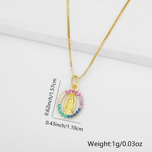 Detail der goldenen Madonna-Halskette mit bunten Zirkoniasteinen und feiner Box-Kette