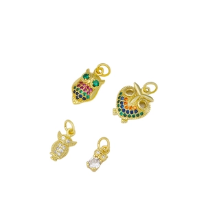 Exquisitos colgantes de búho chapados en oro con circonitas de colores en micropavé