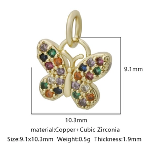 Dettaglio ciondolo a farfalla dorato con zirconi multicolore e misure di 9,1x10,3 mm