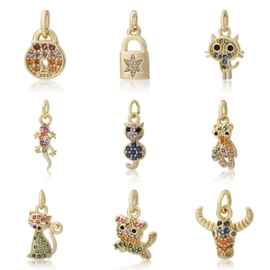 Set di 9 ciondoli dorati con zirconi micro-pave inclusi gufi e gatti per fare gioielli