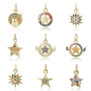 Set di 9 ciondoli placcati in oro con zirconi colorati in forme geometriche e stelle