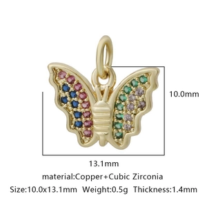 Dettaglio del ciondolo a farfalla 10x13mm in rame dorato con zirconi multicolore