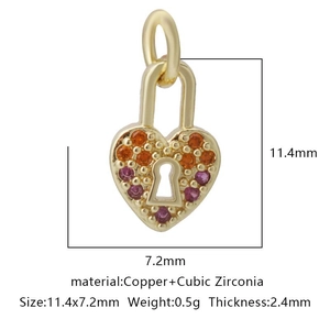 Dettaglio macro del ciondolo a lucchetto a cuore con zirconi arancioni e viola