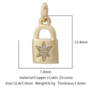 Dettaglio ciondolo a lucchetto dorato con zirconi e dimensioni 12,4 mm x 7,0 mm