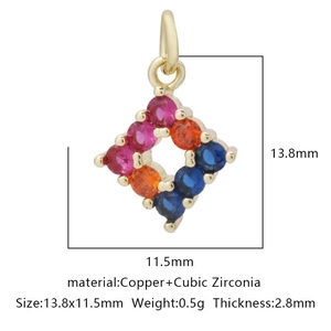 Dettaglio di un ciondolo a rombo in rame con pietre di zirconia cubica multicolore