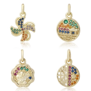 Dettaglio macro di ciondoli geometrici placcati oro con micro-set di zirconi colorati