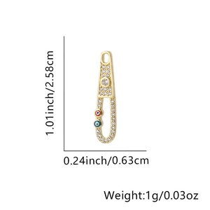 Detalle del colgante de imperdible bañado en oro de 18K con circonitas y ojo turco
