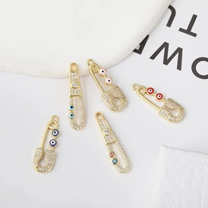 Colgante de imperdible bañado en oro de 18K con circonitas y amuletos de ojo turco