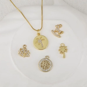 Goldene Halskette mit Palmen-Anhänger, Diamant-Akzenten und passenden Charms